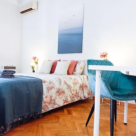 - Pau Claris Hostel *